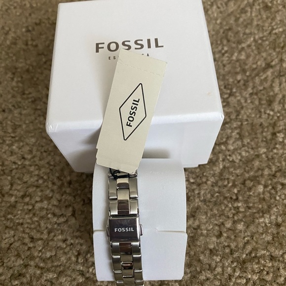 *New* Fossil watch with diamond - Picture 3 of 4